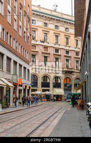 Mailand, Italien - März 30: Typische italienische Gebäude und Blick auf die Straße in Mailand, der Hauptstadt von Lombard, Region Italien. Stockfoto