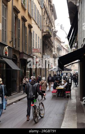Mailand, Italien - März 30: Typische italienische Gebäude und Blick auf die Straße in Mailand, der Hauptstadt von Lombard, Region Italien. Stockfoto