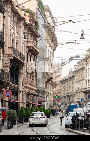 Mailand, Italien - März 30: Typische italienische Gebäude und Blick auf die Straße in Mailand, der Hauptstadt von Lombard, Region Italien. Stockfoto