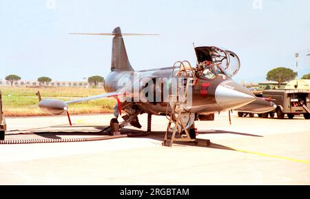 Aeronautica Militare Italiano - Lockheed F-104S ASA-M Starfighter MM6769 / 4-53 (msn 783-1069), von 4 Stormo, in der Schlange auf einen Piloten, am Luftwaffenstützpunkt Grosseto im März 1998. (Aeronautica Militare Italiano - Italienische Luftwaffe) Stockfoto