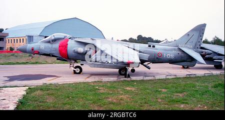 Marina Militare - McDonnell Douglas Av-8B Harrier II MM7201 / 1-05 (msn 250), vom 1. Grupaer am Marinestützpunkt Taranto-Grottaglie im März 1998. (Marina Militare - Italienische Marine) Stockfoto