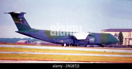 United States Air Force - Lockheed C-5B Galaxy 87-0042 (MSN 500-0128), in RAF Mildenhall, im Juli 1996. Stockfoto