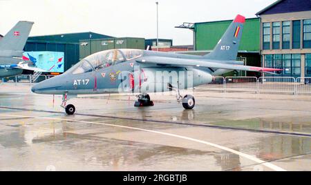 Force Aerienne Belge - Dassault-Dornier Alpha Jet B AT-17 (msn B17-1061), am 12. Juli 1996 auf DER RNAS Yeovilton. (Force Aerienne Belge - Belgische Luftwaffe) Stockfoto