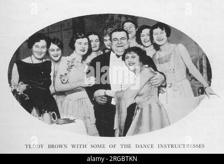 Teddy Brown, beliebter Bandleader während der Zeit zwischen den Kriegen und Stammgast im 43 Club von Kate Meyrick, der mit den Tanzbegleitern oder Lehrerinnen des Clubs fotografiert wird. Kate Evelyn 'Ma' Meyrick (1875-1933), eine irische Geschäftsfrau und 'Queen' der Londoner Nachtklubszene. Sie leitete '43', einen spätabendlichen Jazzclub in der 43 Gerrard Street in Soho, wurde mehrmals wegen Verstoßes gegen Lizenzgesetze strafrechtlich verfolgt und musste ins Gefängnis, weil sie Polizisten bestochen hatte, um diese Verstöße zu ignorieren. Ihr Buch "Secrets of the 43" wurde 1933 bei seiner Veröffentlichung verboten. Drei ihrer Töchter heirateten Gleichaltrige. Stockfoto