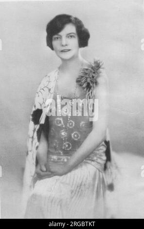 Kate Evelyn 'Ma' Meyrick (1875-1933), eine irische Geschäftsfrau und 'Queen' der Londoner Nachtklubszene. Sie leitete '43', einen spätabendlichen Jazzclub in der 43 Gerrard Street in Soho, wurde mehrmals wegen Verstoßes gegen Lizenzgesetze strafrechtlich verfolgt und musste ins Gefängnis, weil sie Polizisten bestochen hatte, um diese Verstöße zu ignorieren. Ihr Buch "Secrets of the 43" wurde 1933 bei seiner Veröffentlichung verboten. Drei ihrer Töchter heirateten Gleichaltrige. Stockfoto