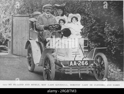 Kate Evelyn „Ma“ Meyrick (1875-1933) mit ihrem Mann Ferdinand und drei ihrer Kinder May, Dorothy und Harry. Meyrick war eine irische Geschäftsfrau und „Königin“ der Londoner Nachtclub-Szene. Sie leitete '43', einen spätabendlichen Jazzclub in der 43 Gerrard Street in Soho, wurde mehrmals wegen Verstoßes gegen Lizenzgesetze strafrechtlich verfolgt und musste ins Gefängnis, weil sie Polizisten bestochen hatte, um diese Verstöße zu ignorieren. Ihr Buch "Secrets of the 43" wurde 1933 bei seiner Veröffentlichung verboten. Drei ihrer Töchter heirateten Gleichaltrige. May wurde Gräfin von Kinnoull und Dorothy, Lady de Clifford. Stockfoto