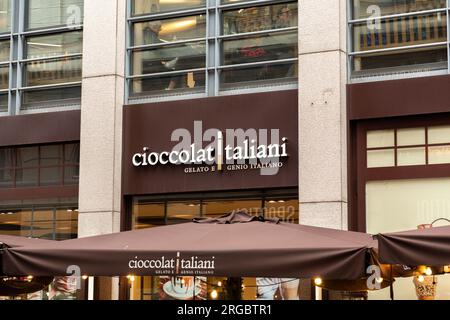Mailand, Italien - März 30: Typische italienische Restaurants und Blick auf die Straße in Mailand, der Hauptstadt von Lombard, Region Italien. Stockfoto