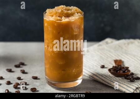 Hausgemachter Sweet Frozen Iced Coffee in a Glass Stockfoto