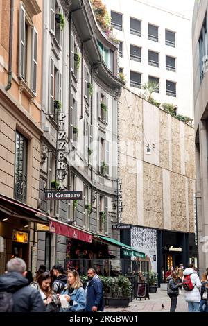 Mailand, Italien - März 30: Typische italienische Restaurants und Blick auf die Straße in Mailand, der Hauptstadt von Lombard, Region Italien. Stockfoto