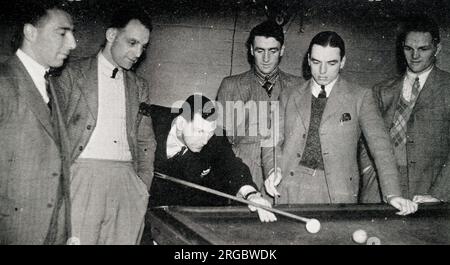 Sunderland und Preston North End, die nach dem FA Cup-Finale 1937 Billard spielen. L-R Beresford, Gurney, Tremelling, Carter, Dougal und Milne Stockfoto