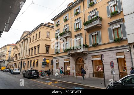 Mailand, Italien - März 30: Die Quadrilatero della moda oder Via Montenapoleone ist ein erstklassiges Einkaufsviertel im Zentrum von Mailand, Italien. Stockfoto