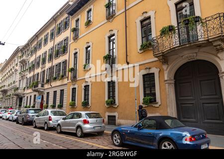 Mailand, Italien - März 30: Typische italienische Gebäude und Blick auf die Straße in Mailand, der Hauptstadt von Lombard, Region Italien. Stockfoto