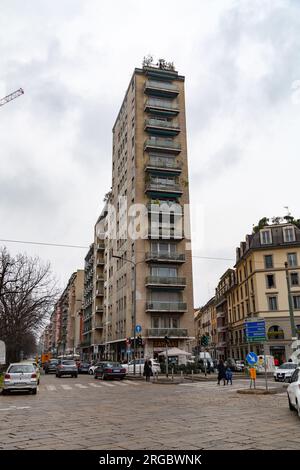 Mailand, Italien - März 30: Typische italienische Gebäude und Blick auf die Straße in Mailand, der Hauptstadt von Lombard, Region Italien. Stockfoto