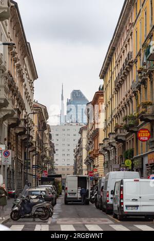 Mailand, Italien - März 30: Typische italienische Gebäude und Blick auf die Straße in Mailand, der Hauptstadt von Lombard, Region Italien. Stockfoto