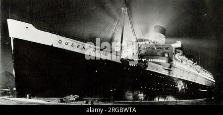 RMS Queen Mary hat vor dem Start im Flutlicht gebadet Stockfoto