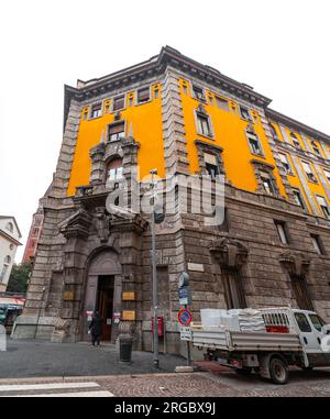 Mailand, Italien - März 30: Typische italienische Gebäude und Blick auf die Straße in Mailand, der Hauptstadt von Lombard, Region Italien. Stockfoto