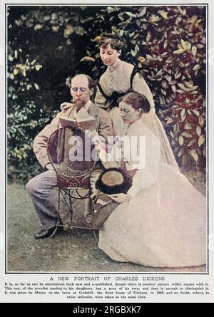 CHARLES DICKENS (1812-1870), englischer Schriftsteller in seinem Haus in Gadshill in Kent, mit seinen Töchtern Kate (stehend) und Mary (sitzend). Stockfoto