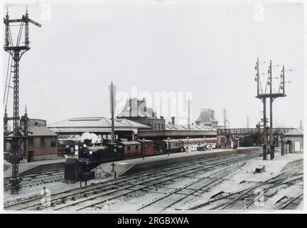 Der verkehrsreichste Bahnhof in Großbritannien, nicht, weil Clapham ein so begehrenswertes Ziel ist, sondern weil so viele Linien hier aufeinandertreffen und überqueren. Stockfoto