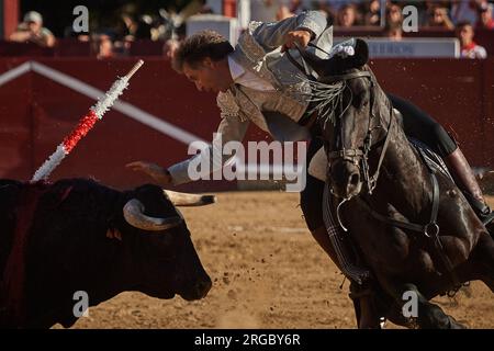 Estella, Spanien. 07. Aug. 2023. Pablo Hermoso de Mendoza, ein spanischer Rejoneador auf dem Rücken seines Lusitana-Pferdes, während der Stierkämpfe. Stierkampf auf der Plaza de Estella, Navarra, mit den Rechten Pablo Hermoso de Mendoza, seinem Sohn Guillermo und dem Stierkämpfer Pedro Gutierrez "El Capea". Vier Stiere von der portugiesischen Rinderfarm Tenorio und zwei Stiere von der Rinderfarm Hermanas Azcona de Navarra. (Foto: Elsa A Bravo/SOPA Images/Sipa USA) Guthaben: SIPA USA/Alamy Live News Stockfoto