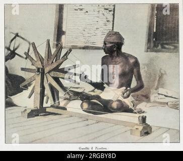 Mahatma Gandhi, ein indischer Nationalist und spiritueller Führer, drehte sich 1931 am Steuer (Charakha) und demonstrierte seine starke Arbeitsmoral. Stockfoto