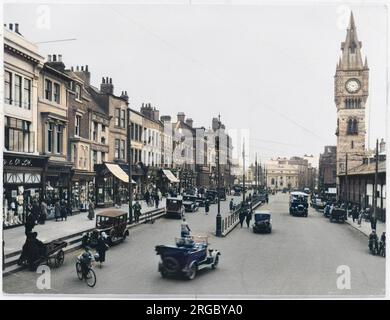 Blick auf die High Row in Darlington, County Durham, mit Uhrenturm, Verkehr und Geschäften. Stockfoto