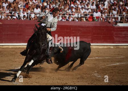 Estella, Spanien. 07. Aug. 2023. Pablo Hermoso de Mendoza, ein spanischer Rejoneador auf dem Rücken seines Lusitana-Pferdes, während der Stierkämpfe. Stierkampf auf der Plaza de Estella, Navarra, mit den Rechten Pablo Hermoso de Mendoza, seinem Sohn Guillermo und dem Stierkämpfer Pedro Gutierrez "El Capea". Vier Stiere von der portugiesischen Rinderfarm Tenorio und zwei Stiere von der Rinderfarm Hermanas Azcona de Navarra. (Foto: Elsa A Bravo/SOPA Images/Sipa USA) Guthaben: SIPA USA/Alamy Live News Stockfoto