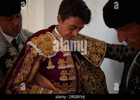 Estella, Spanien. 07. Aug. 2023. Pedro Gutierrez 'El Capea', bereitet sich während der Stierkämpfe vor. Stierkampf auf der Plaza de Estella, Navarra, mit den Rechten Pablo Hermoso de Mendoza, seinem Sohn Guillermo und dem Stierkämpfer Pedro Gutierrez "El Capea". Vier Stiere von der portugiesischen Rinderfarm Tenorio und zwei Stiere von der Rinderfarm Hermanas Azcona de Navarra. (Foto: Elsa A Bravo/SOPA Images/Sipa USA) Guthaben: SIPA USA/Alamy Live News Stockfoto