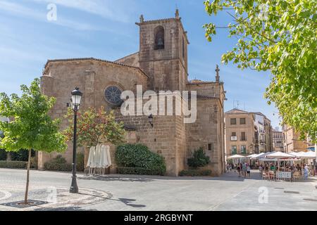 Cáceres Spanien - 09 12 2021 Uhr: Blick auf die San Juan Bautista Kirche auf dem San Juan Bautista Platz, Touristen spazieren und historische Gebäude besuchen Stockfoto