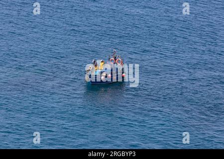 Madeira Island Portugal - 04 19 2023 Uhr: Blick auf ein Boot mit Fischern auf dem Wasser, Küste der Insel Madeira, Insel Madeira, Portugal Stockfoto