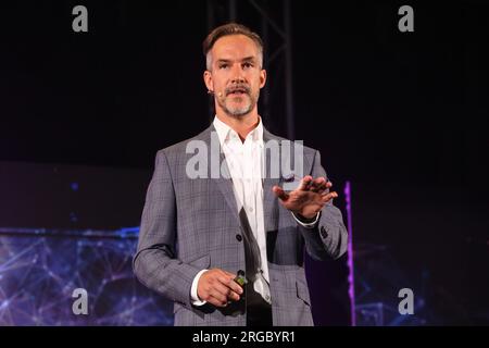 Taguig, Philippinen. 08. Aug. 2023. Alex Ball, Global Programme Director von Block Dojo, spricht während der Einführung von Block Dojo in Asien. Block Dojo, ein Gründerzentrum zur Förderung des Blockchain-Unternehmertums, hat in Partnerschaft mit nChain, einem globalen Technologieunternehmen, den Block Dojo in Asien ins Leben gerufen. Block Dojo und nChain streben eine digitale Transformation an und fungieren als führendes Licht in der digitalen Revolution auf den Philippinen, indem sie Geschäftsmöglichkeiten für die Entwicklung von Blockchain schaffen. Kredit: SOPA Images Limited/Alamy Live News Stockfoto