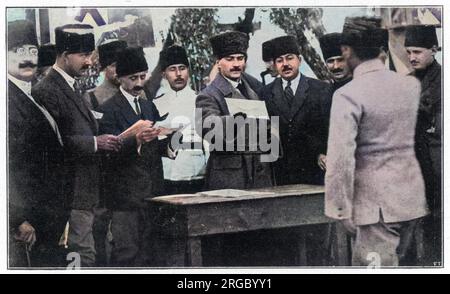 (Mustapha) KEMAL ATATÜRK (1881-1938), Militär, Reformer, Gründer des türkischen Staates, mit Beamten am Sitz der nationalistischen Regierung der Türkei in Angora Stockfoto