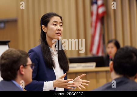 Portland, USA. 08. Aug. 2023. Der Kläger Dorothy Yamamoto widerlegt, während die Verteidigung den Fall einstellt. und der Fall geht an die Jury, als Andy NGO, eine prominente rechte Medienpersönlichkeit, eine Zivilklage gegen Rose City Antifa und zwei seiner mutmaßlichen Mitglieder verklagt, die Körperverletzung und "Zufügung emotionaler Not", in Portland, Oregon, am 8. August 2023. (Foto: John Rudoff/Sipa USA; für Pool) Guthaben: SIPA USA/Alamy Live News Stockfoto