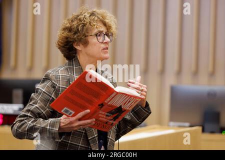 Portland, USA. 08. Aug. 2023. Staatsanwältin Michelle Burrows, die für John Hacker spricht, liest der Jury aus Andy NGO's Buch vor, während Andy NGO, eine prominente rechte Medienpersönlichkeit, eine Zivilklage gegen Rose City Antifa und zwei seiner mutmaßlichen Mitglieder erhebt, die Körperverletzung und "Zufügung von emotionalem Elend" in Portland, Oregon am 8. August 2023. (Foto: John Rudoff/Sipa USA; für Pool) Guthaben: SIPA USA/Alamy Live News Stockfoto