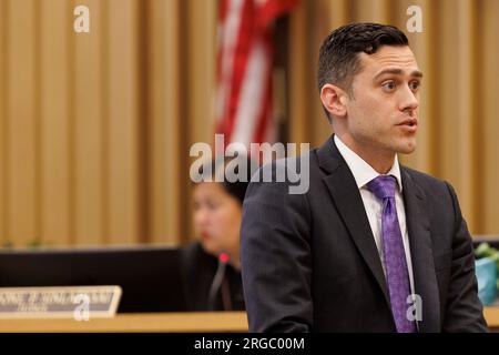 Portland, USA. 08. Aug. 2023. Der Verteidiger Cooper Brinson, der für Elizabeth Richter spricht, schließt seinen Fall ab. und der Fall geht an die Jury, als Andy NGO, eine prominente rechte Medienpersönlichkeit, eine Zivilklage gegen Rose City Antifa und zwei seiner mutmaßlichen Mitglieder verklagt, die Körperverletzung und "Zufügung emotionaler Not", in Portland, Oregon, am 8. August 2023. (Foto: John Rudoff/Sipa USA; für Pool) Guthaben: SIPA USA/Alamy Live News Stockfoto