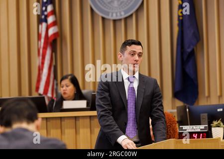 Portland, USA. 08. Aug. 2023. Der Verteidiger Cooper Brinson, der für Elizabeth Richter spricht, schließt seinen Fall ab. und der Fall geht an die Jury, als Andy NGO, eine prominente rechte Medienpersönlichkeit, eine Zivilklage gegen Rose City Antifa und zwei seiner mutmaßlichen Mitglieder verklagt, die Körperverletzung und "Zufügung emotionaler Not", in Portland, Oregon, am 8. August 2023. (Foto: John Rudoff/Sipa USA; für Pool) Guthaben: SIPA USA/Alamy Live News Stockfoto