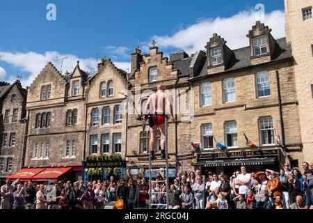 Edinburgh, Schottland, Großbritannien. 8. August 2023. Ein Straßenkünstler unterhält während des Edinburgh Fringe Festivals auf dem Grassmarket. Kredit: Skully/Alamy Live News Stockfoto