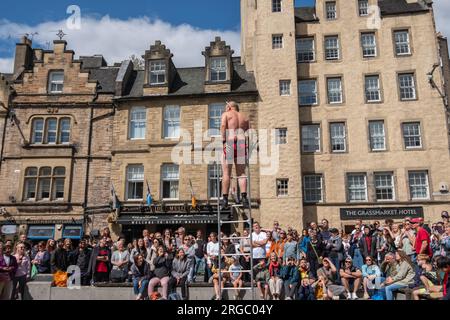 Edinburgh, Schottland, Großbritannien. 8. August 2023. Ein Straßenkünstler unterhält während des Edinburgh Fringe Festivals auf dem Grassmarket. Kredit: Skully/Alamy Live News Stockfoto