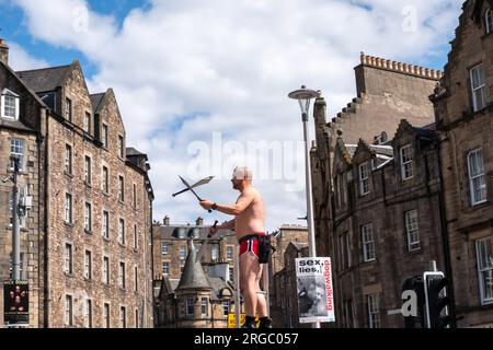 Edinburgh, Schottland, Großbritannien. 8. August 2023. Ein Straßenkünstler unterhält während des Edinburgh Fringe Festivals auf dem Grassmarket. Kredit: Skully/Alamy Live News Stockfoto