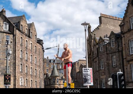 Edinburgh, Schottland, Großbritannien. 8. August 2023. Ein Straßenkünstler unterhält während des Edinburgh Fringe Festivals auf dem Grassmarket. Kredit: Skully/Alamy Live News Stockfoto