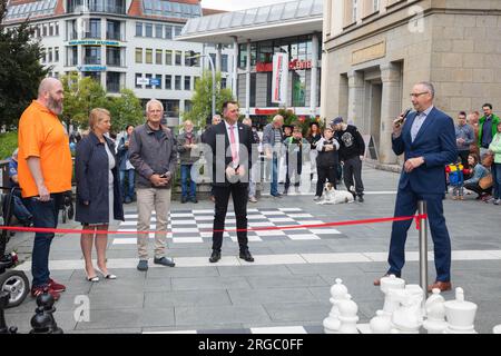 Bernd Kühn 1. Vorsitzender Schachklub Frankenthal, Kirsten Schönherr Chefin Bautzener Wohnungsbaugesellschaft (BWB) , Dietmar Stange vom Tourismusvere Stockfoto