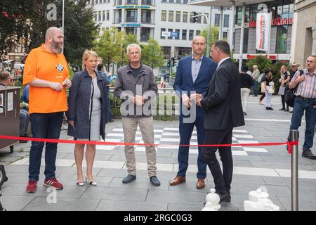 Bernd Kühn 1. Vorsitzender Schachklub Frankenthal, Kirsten Schönherr Chefin Bautzener Wohnungsbaugesellschaft (BWB) , Dietmar Stange vom Tourismusvere Stockfoto