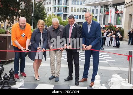 Bernd Kühn 1. Vorsitzender Schachklub Frankenthal, Kirsten Schönherr Chefin Bautzener Wohnungsbaugesellschaft (BWB) , Dietmar Stange vom Tourismusvere Stockfoto