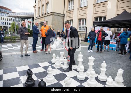 Bernd Kühn 1. Vorsitzender Schachklub Frankenthal, Kirsten Schönherr Chefin Bautzener Wohnungsbaugesellschaft (BWB) , Dietmar Stange vom Tourismusvere Stockfoto