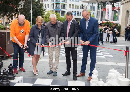 Bernd Kühn 1. Vorsitzender Schachklub Frankenthal, Kirsten Schönherr Chefin Bautzener Wohnungsbaugesellschaft (BWB) , Dietmar Stange vom Tourismusvere Stockfoto