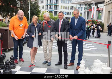 Bernd Kühn 1. Vorsitzender Schachklub Frankenthal, Kirsten Schönherr Chefin Bautzener Wohnungsbaugesellschaft (BWB) , Dietmar Stange vom Tourismusvere Stockfoto