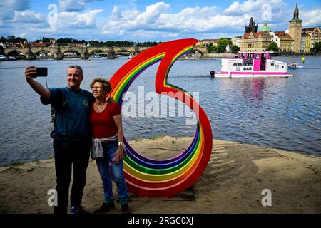 Prag, Tschechische Republik. 08. Aug. 2023. Das Prager Menschenrechtsfestival Pride 2023 wurde am 7. August 2023 auf der Insel Strelecky in Prag (Tschechische Republik) fortgesetzt. Kredit: Roman Vondrous/CTK Photo/Alamy Live News Stockfoto