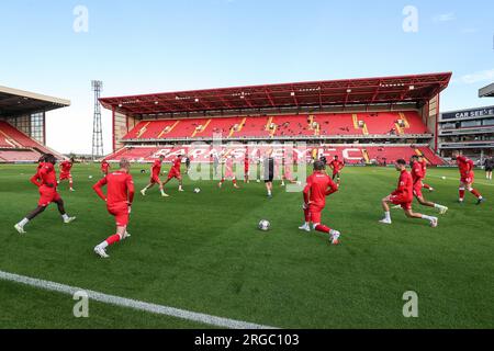 Barnsley-Spieler, die während des Carabao Cup-Spiels an der Aufwärmphase vor dem Spiel teilnehmen: Barnsley vs Tranmere Rovers in Oakwell, Barnsley, Großbritannien, 8. August 2023 (Foto: Mark Cosgrove/News Images) Stockfoto