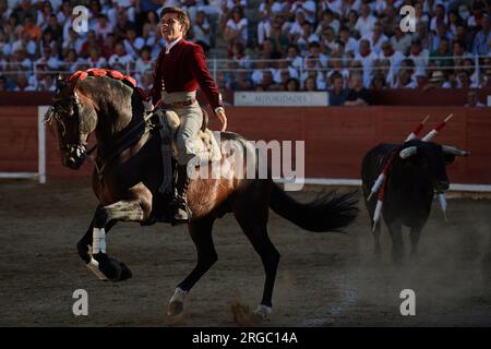 Estella, Spanien. 7. Aug. 2023. Guillermo Hermoso de Mendoza, auf dem Rücken seines Lusitanischen Pferdes, während des Stierkampfs. Stierkampf auf der Plaza de Estella, Navarra, mit den Rechten Pablo Hermoso de Mendoza, seinem Sohn Guillermo und dem Stierkämpfer Pedro Gutierrez 'El Capea'. Vier Stiere von der portugiesischen Rinderfarm Tenorio und zwei Stiere von der Rinderfarm Hermanas Azcona de Navarra. (Kreditbild: © Elsa A Bravo/SOPA Images via ZUMA Press Wire) NUR REDAKTIONELLE VERWENDUNG! Nicht für den kommerziellen GEBRAUCH! Stockfoto