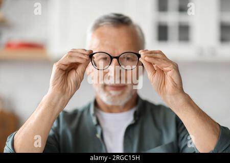 Augenvisionskonzept. Senior Man Sieht Durch Eine Brille In Die Kamera Stockfoto