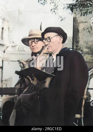 Maurice Utrillo, französischer Maler, bekannt für seine Pariser Straßenszenen, mit dem Schauspieler und Dramatiker Sacha Guitry (1885-1957), in Montmartre, Paris, 1955. Utrillo malt eine Leinwand für den Film „If Paris were told to US“. Stockfoto